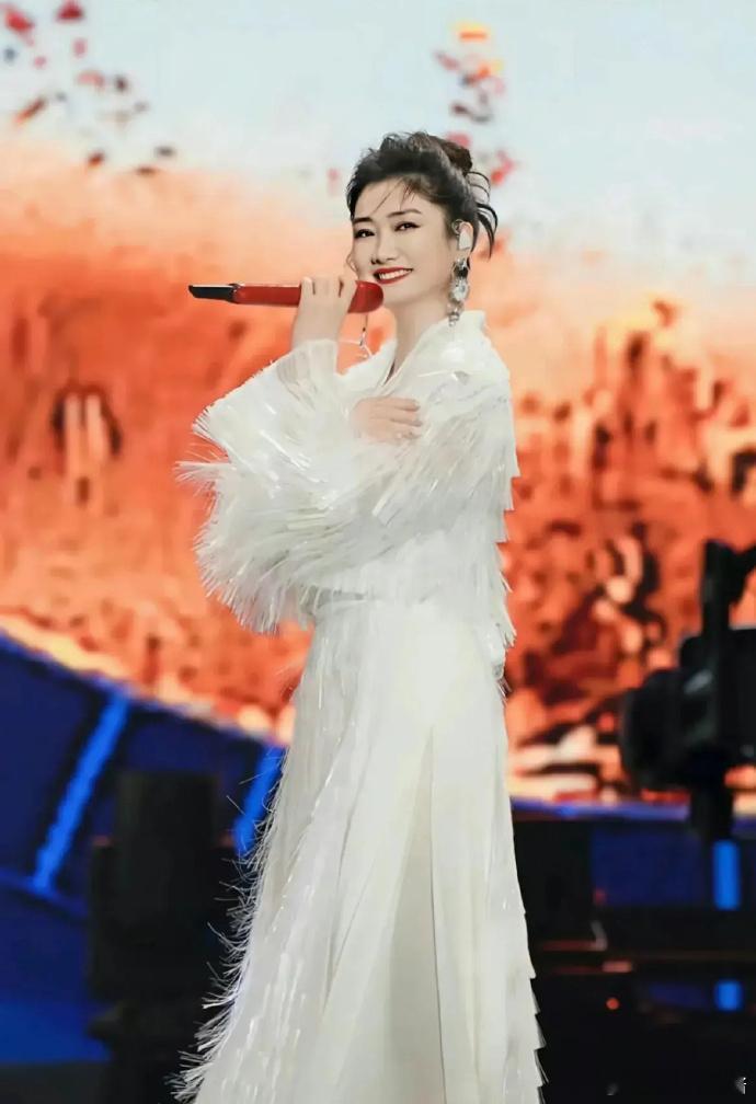 这不是全国巡演，这简直是全国巡考！凤凰传奇真是传奇，上得了春晚，下的了民间演出，