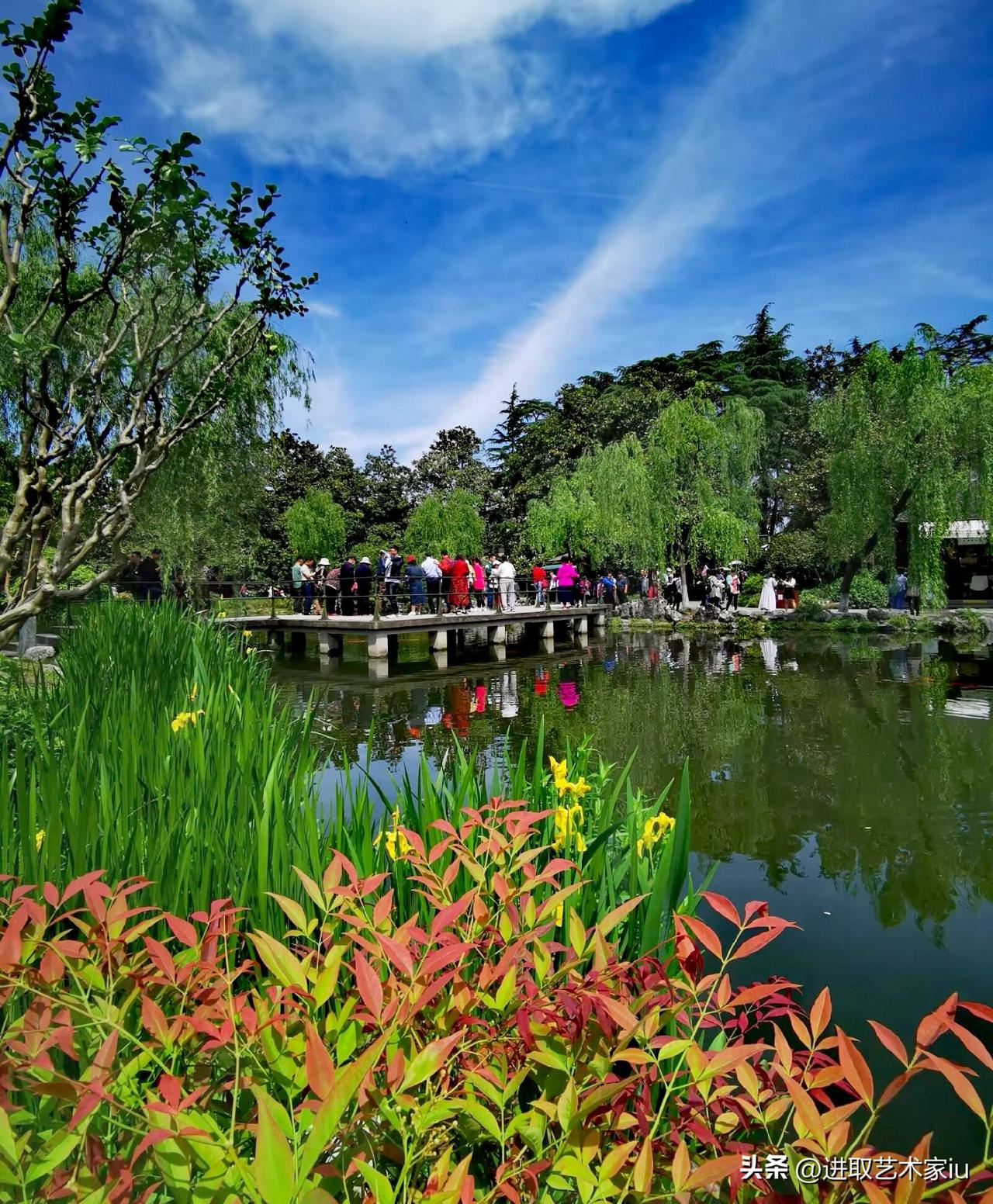 杭州西湖十景之一“花港观鱼〞景区，这是一个多功能景区，也是西湖边最有价值的公园之