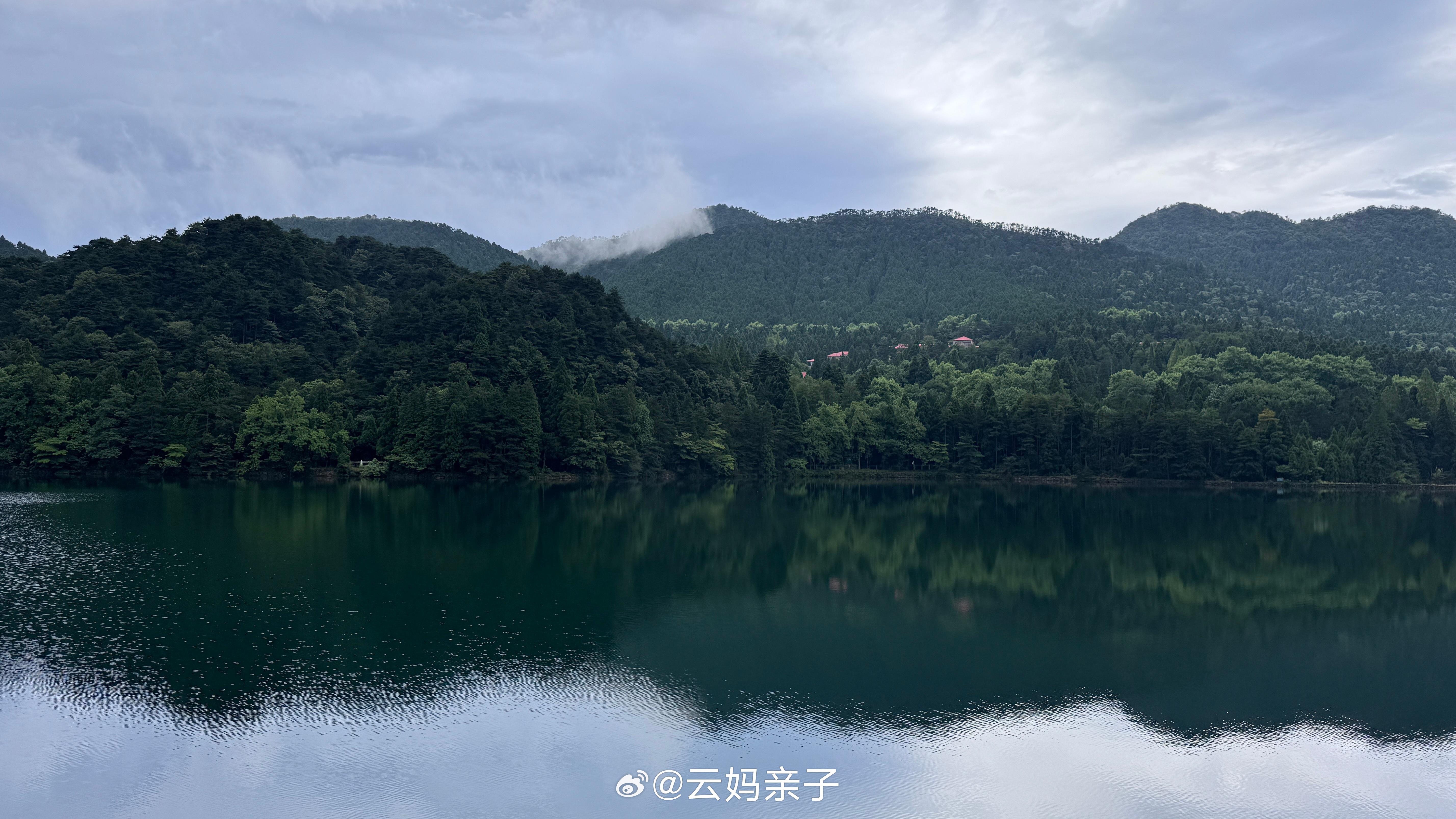 夏令营最后一晚，难得一夜没醒，睡眠中断次数为零。所以，虽然睡眠时长不足六小时，但