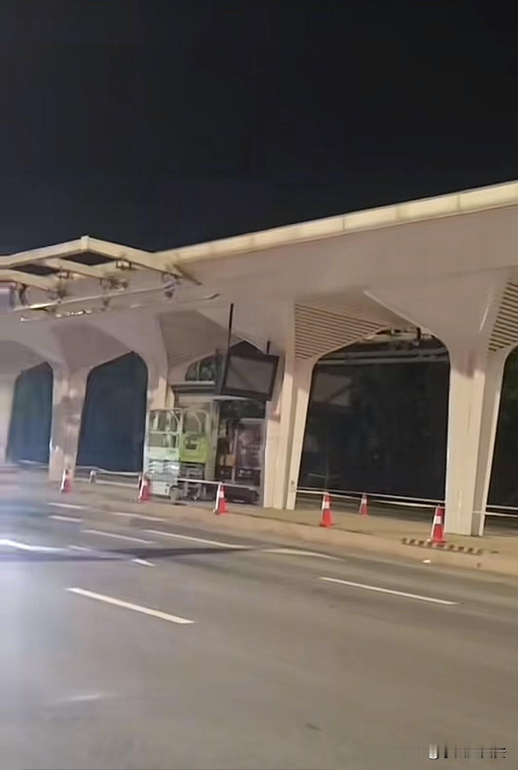 西咸智轨停运一段时间了

如今站台上的附属设施开始拆除了

看来西咸智轨未来没有
