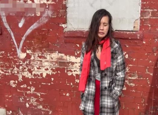 又一名华裔女子流浪美国街头，靠社会救济还吸食冰毒，被路人采访她整个人很晃悠站在墙