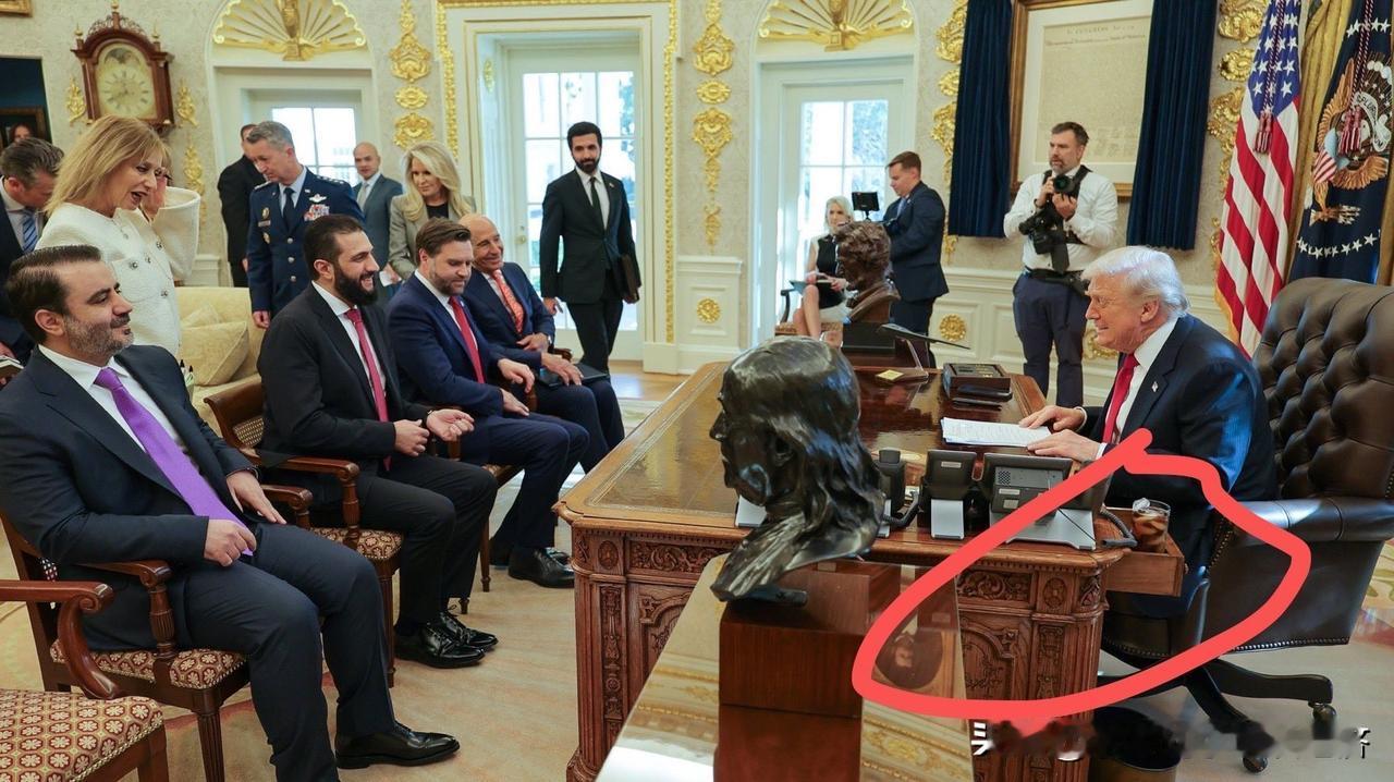 80岁的特朗普，加冰可乐不离手，把它藏在桌子抽屉里，趁大家不注意时整两口😂，