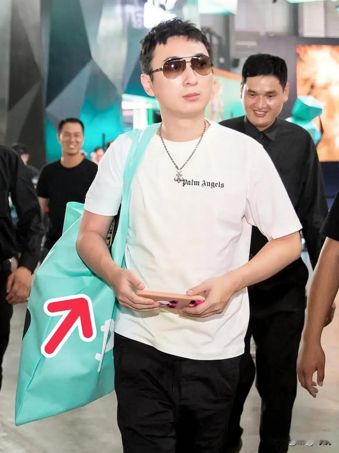 王思聪不再年轻，万达不再富有。王健林开家庭会议只给王思聪一个意见：别创业别参政，