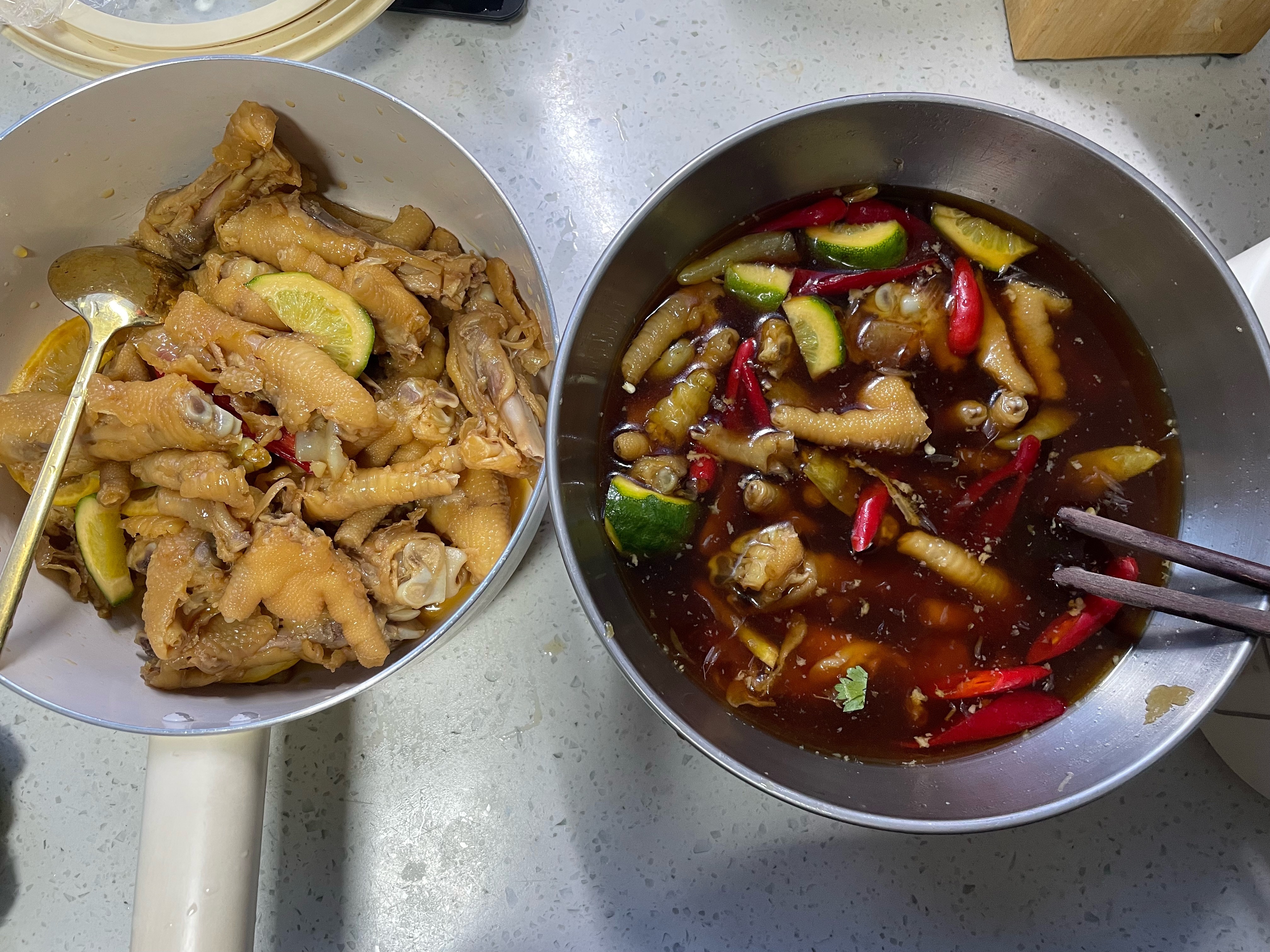 泡椒鸡爪都腌上一个小时了才想起来黄🍋忘记去籽了，倒腾一下再 