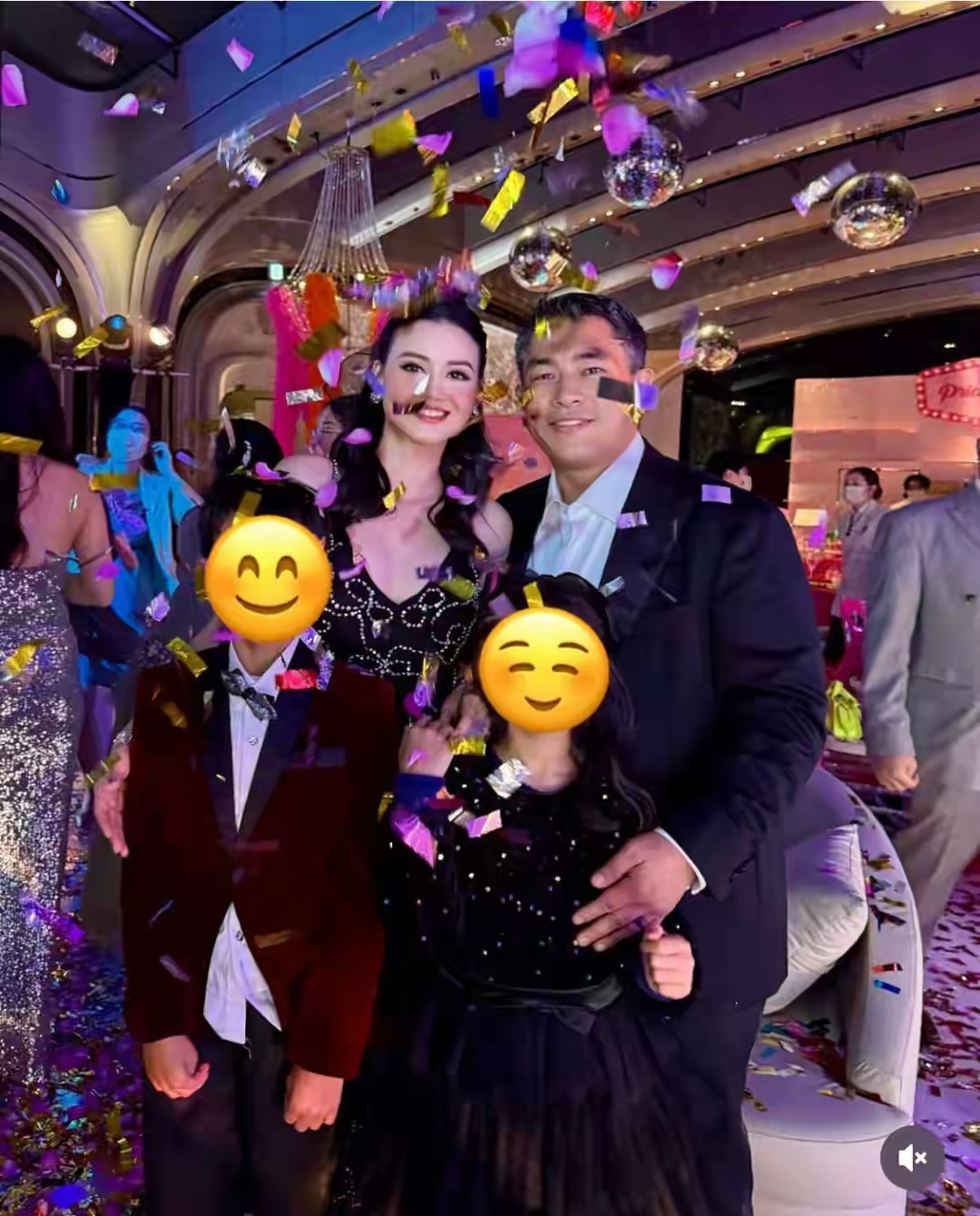 徐子淇与丈夫办跨年晚宴，父母罕露脸，李家诚与岳父母同框站旁边 
