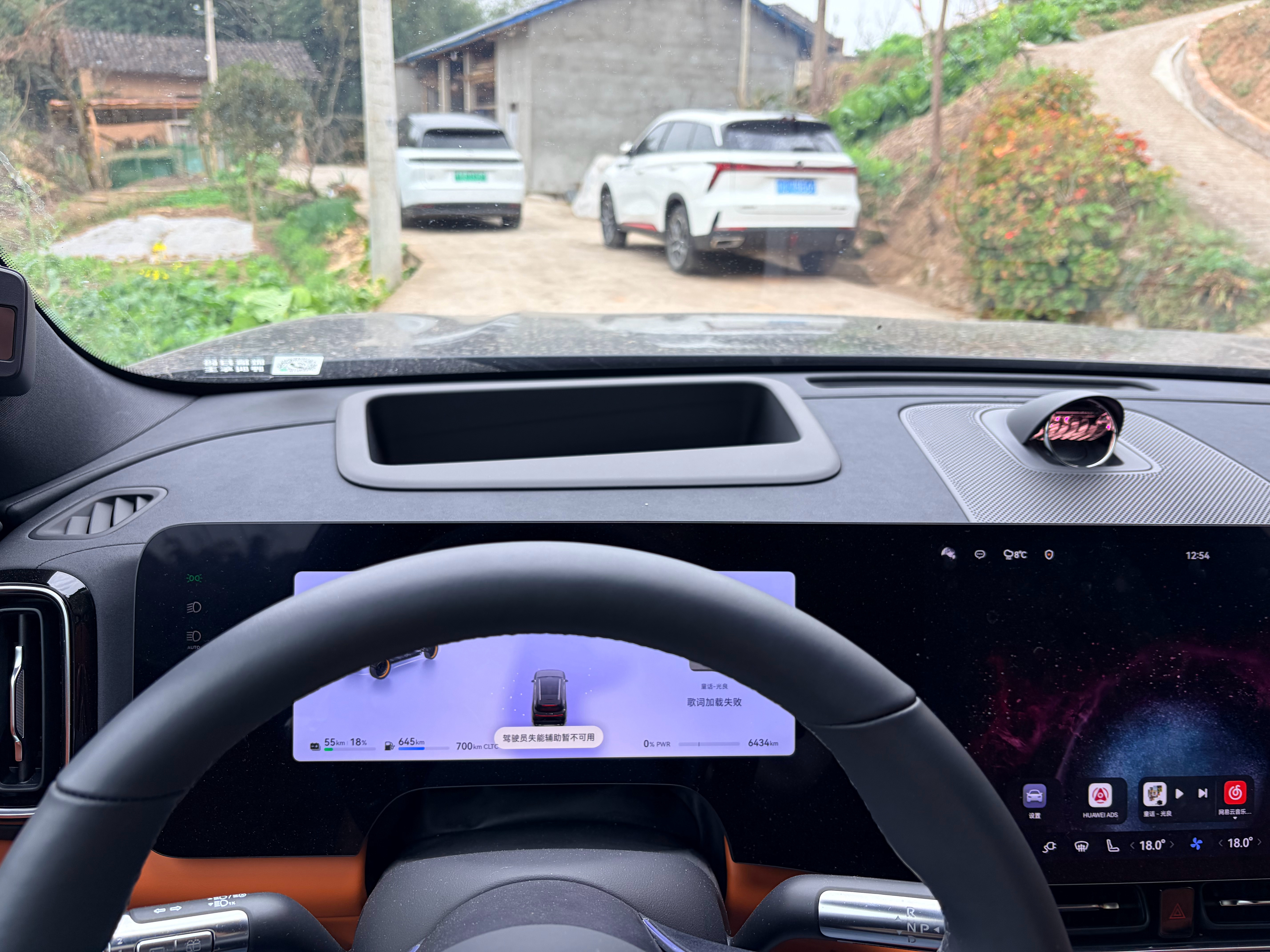 好久没开问界M8，这坐姿我以为自己在开塔吊。