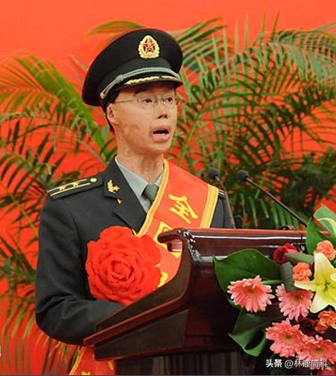 [微风]1995年，一个19岁的解放军男孩坐公交车回部队。途中车没油了，司机停下