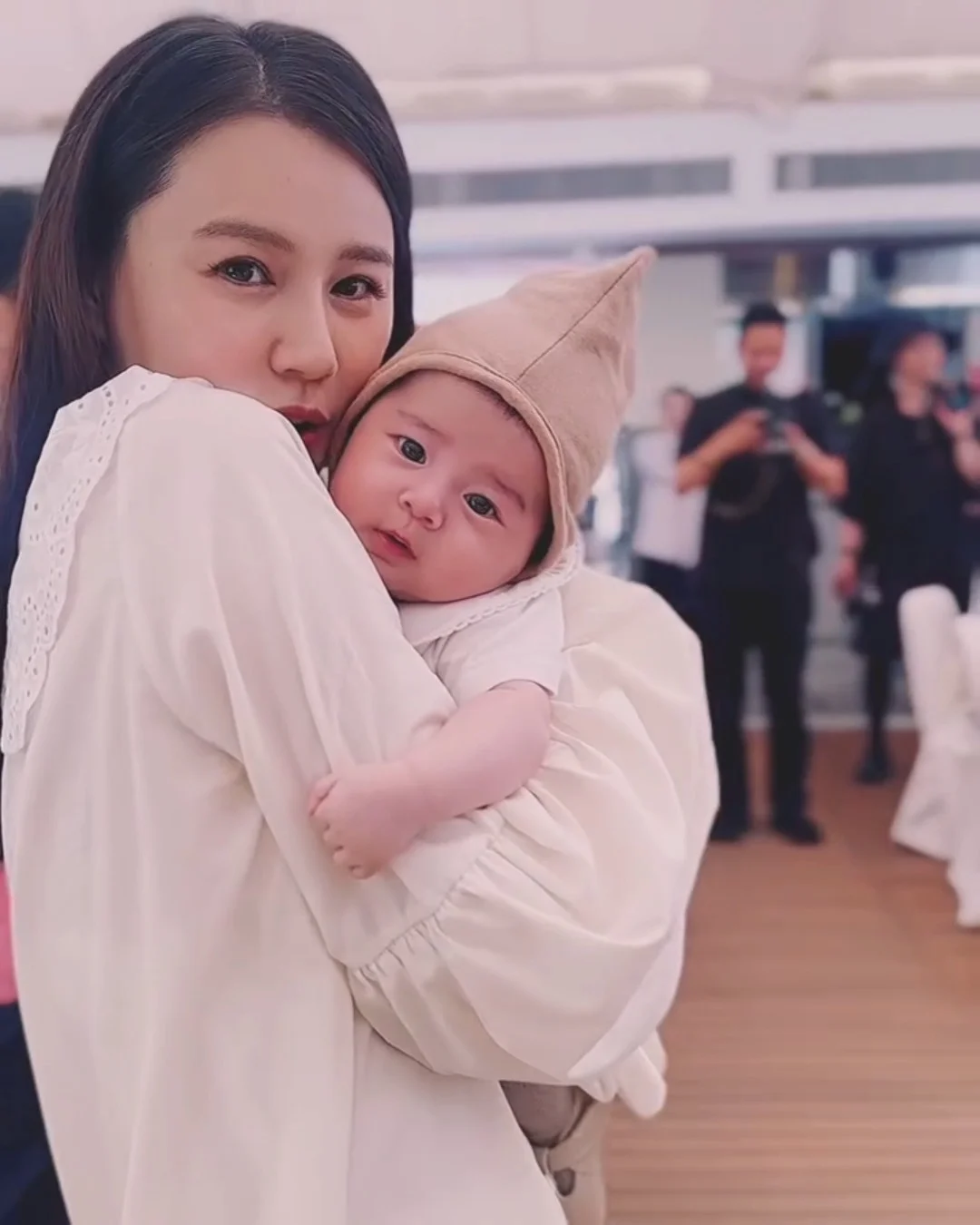 TVB黄翠如分享萧哈哈百日宴美照，好可爱的娃