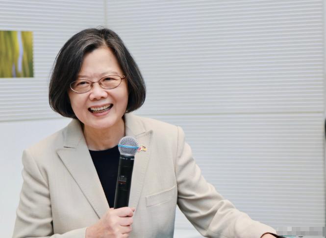 7月28日下午，蔡英文在社交平台公开表示：得知日本发生强烈地震，心痛不已。现在台