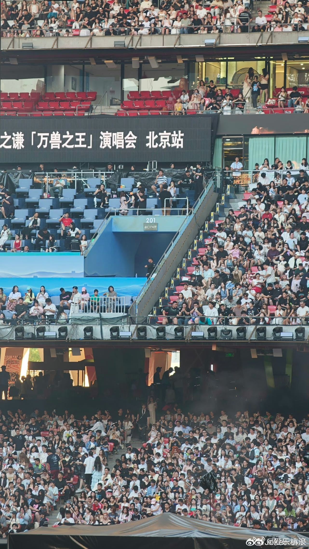 薛之谦鸟巢生日场座无虚席 实拍现场太壮观，生日专场开场八分钟迅速满场，整座鸟巢人