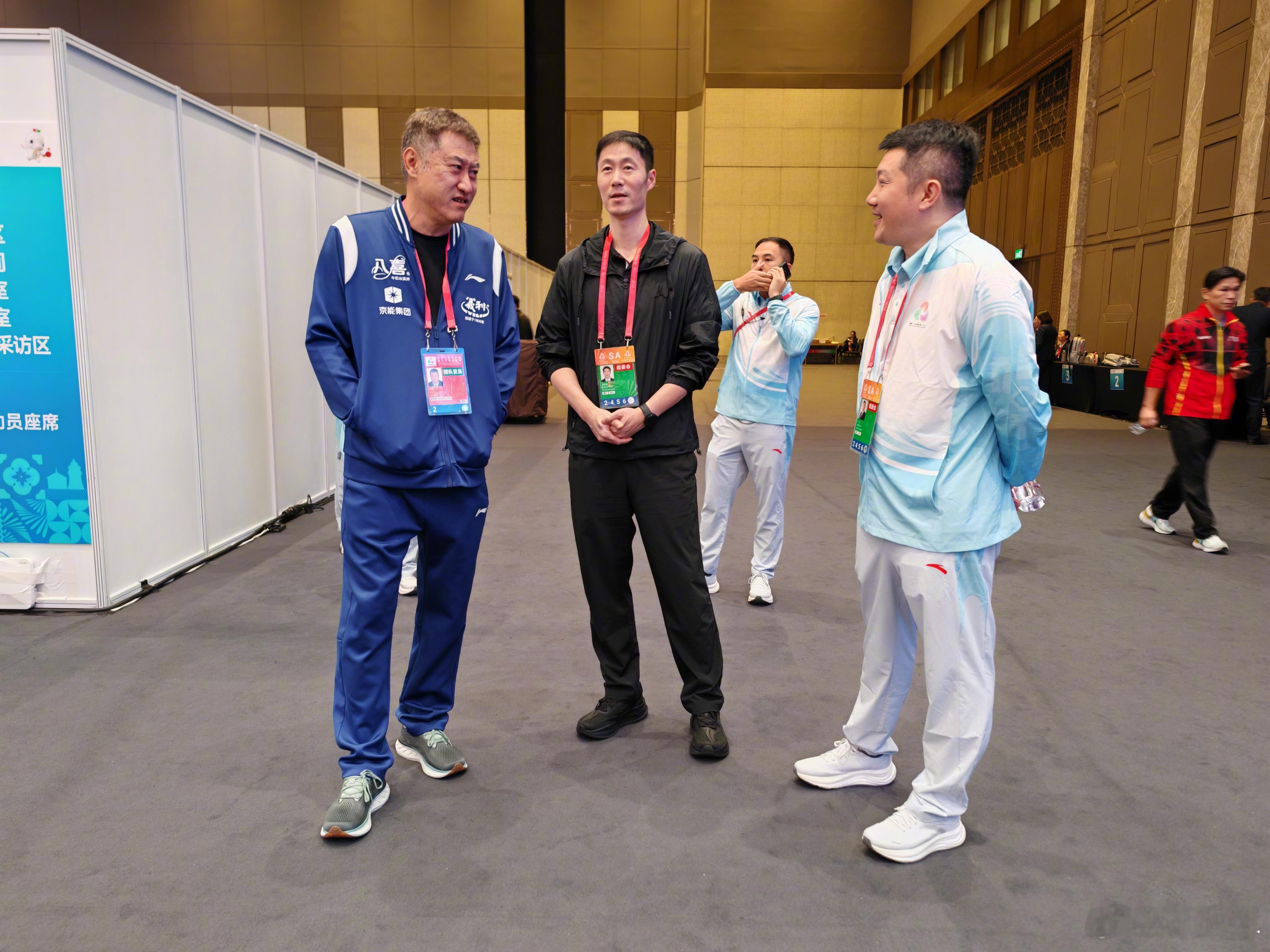 中国乒协主席王励勤来到训练馆！ 