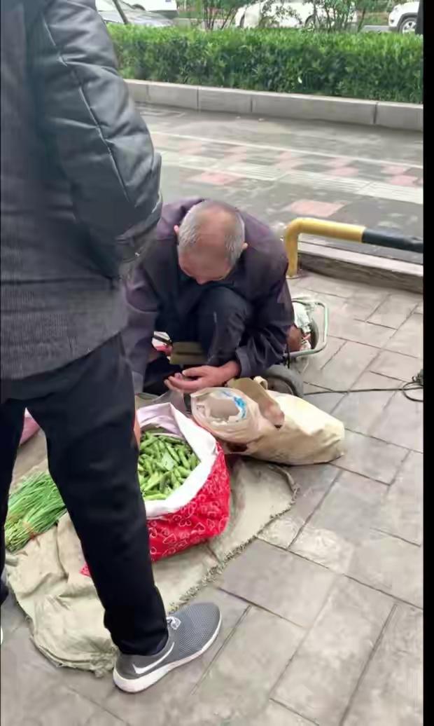 我问卖菜大爷:“你生意看起来也不好，为什么还天天出来蹲守啊？”
 
​大爷意味深