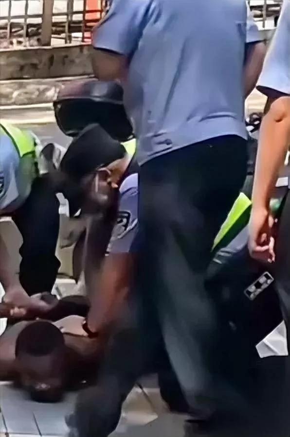 老外在中国耍横？

警察叔叔直接教做人！前几天刷到个视频，一外籍男子拒配合执法，