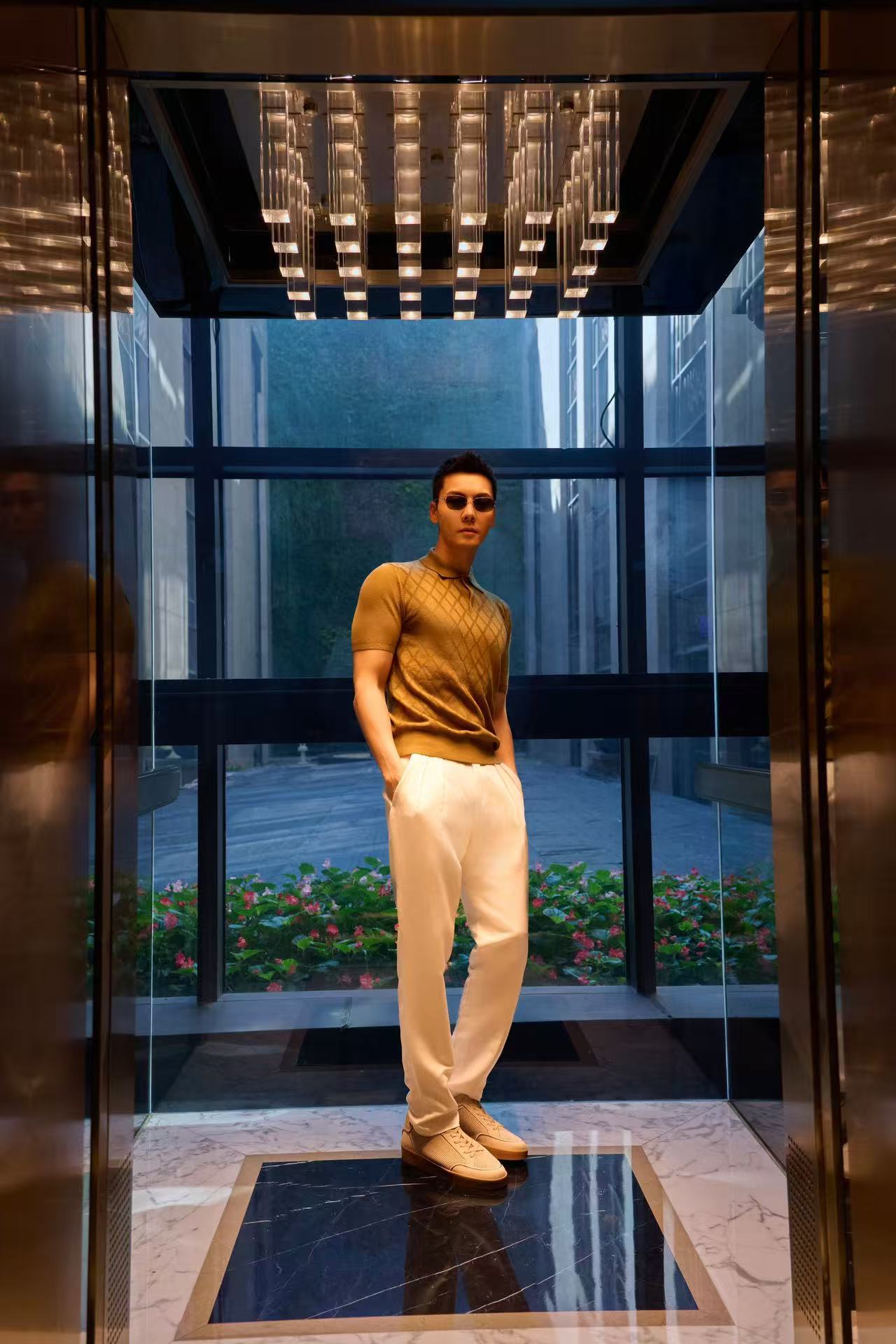 哇塞，陈伟霆这电梯神图一亮相，直接帅出新高度！不愧是鼻祖，往电梯那么一站，氛围感