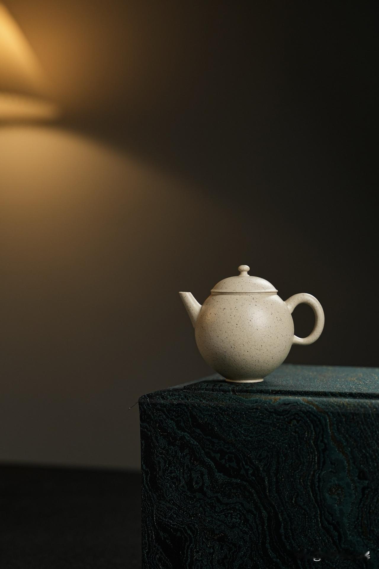 　　茶壶在长期使用的过程中，每隔三五天就要有干燥休息的时间，这样壶体才会有吸收茶