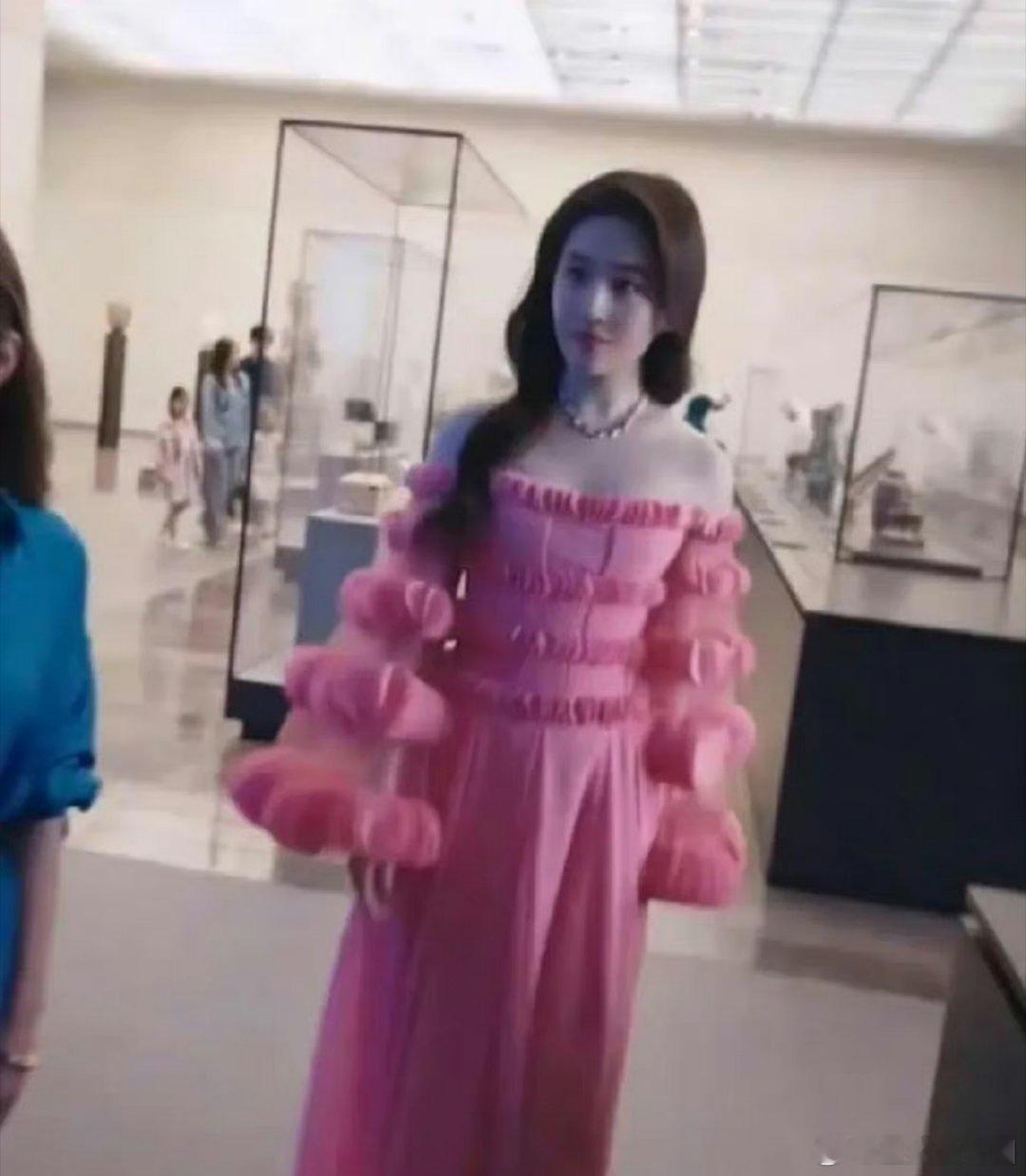 刘亦菲同款的衣服加了一个防走光的布料[开学季][开学季][开学季]好看是好看的，