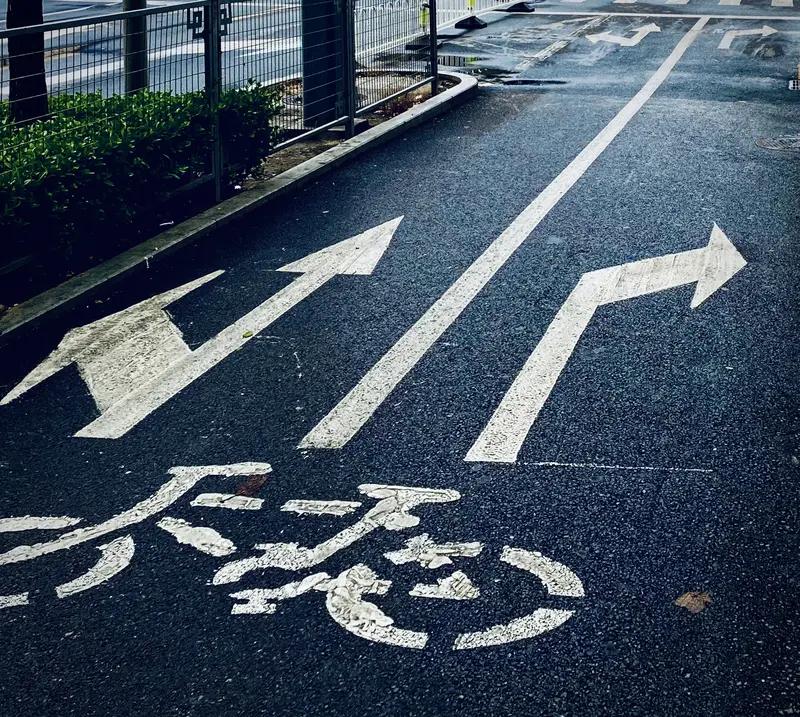 3月3日晚间，广州荔湾区芳村大道，一台电动自行车行驶在机动车道上，不断变换车道。