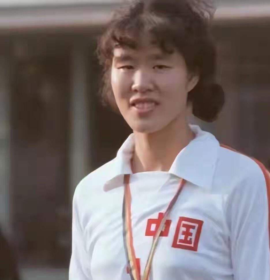 中国女排亚锦赛决赛2比3输给泰国，直接把洛杉矶奥运直通门票拱手让出。天津主场，五