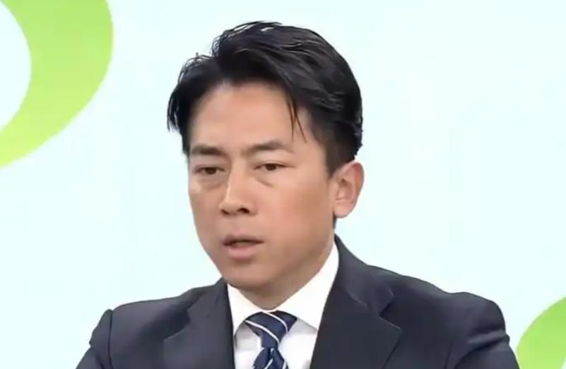 日本防卫大臣小泉进次郎，一句话捅破了那层窗户纸。他说，日本现在必须毫无禁忌地讨论