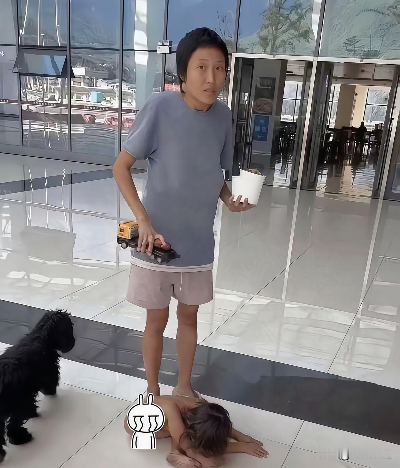 这个妈妈的状态令人担忧！

她的双眼是那种没有神的，缩着脑袋，时不时地撇过头去，