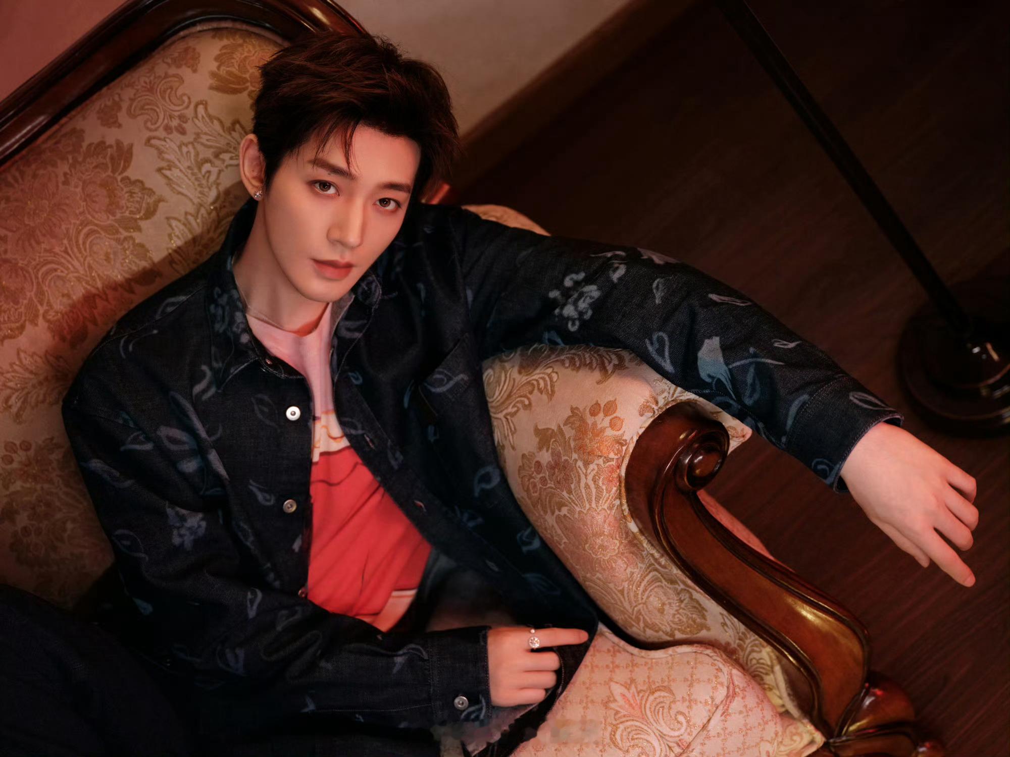 派酱安利 邓为像穿了红色肚兜 不愧是天生潮男！暗纹外套搭配内里明艳红调～少年的清