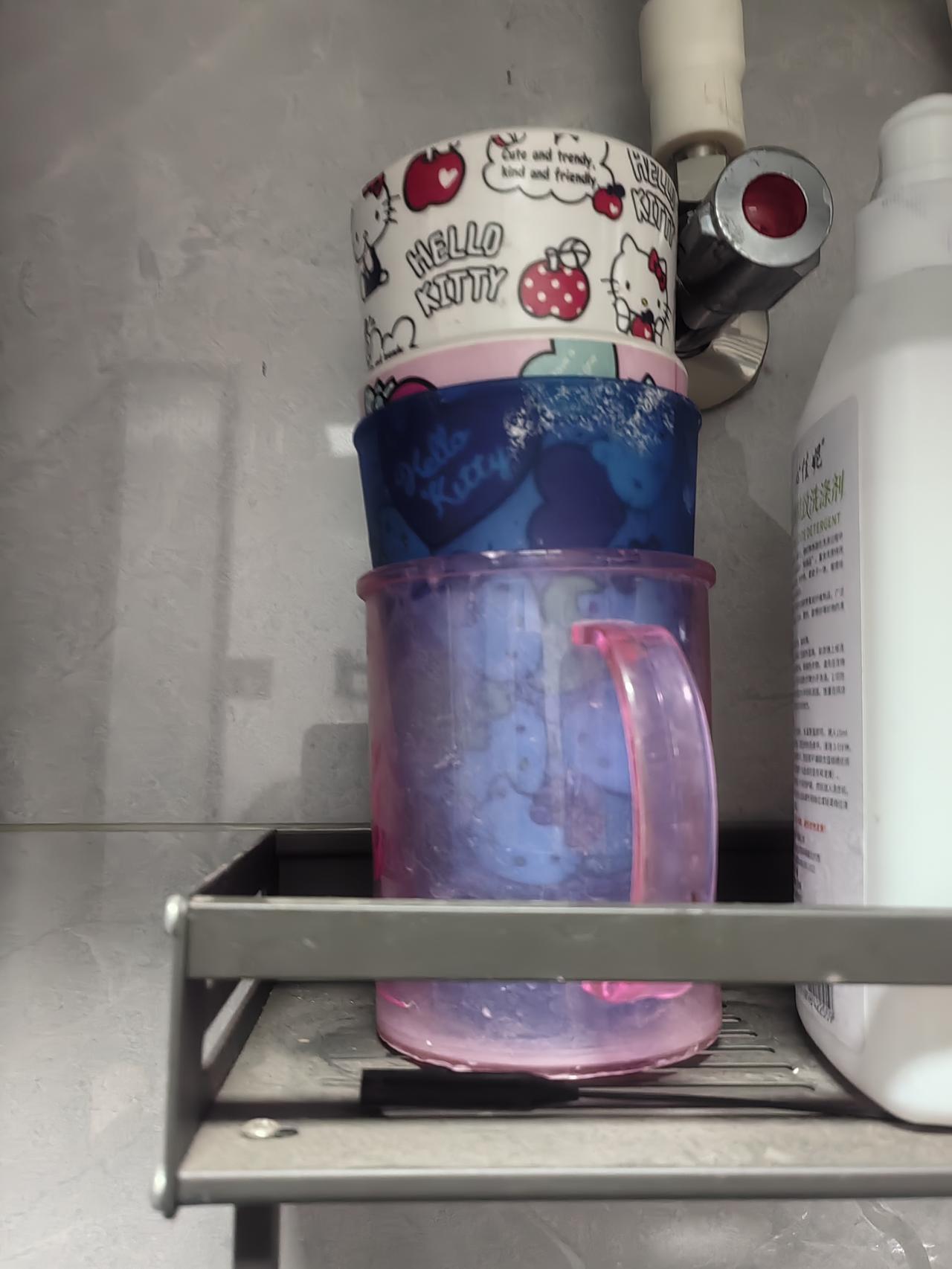 多亏奶奶我有三瓜两枣的养老金，爷爷还在挣钱呢。这俩孩子，又掐架呢。
    姐妹