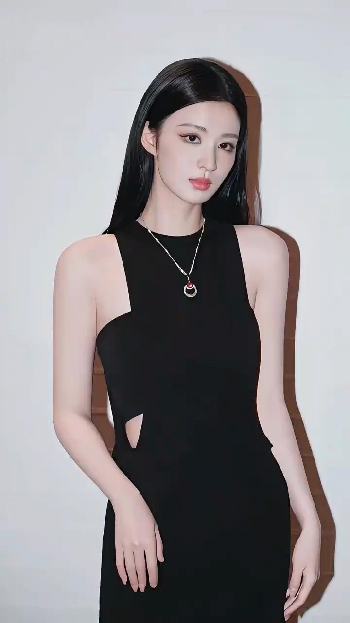 王楚然，黑色高开叉长裙，大胆展现身材，美得不可方物[比心][赞][送自己一朵花]