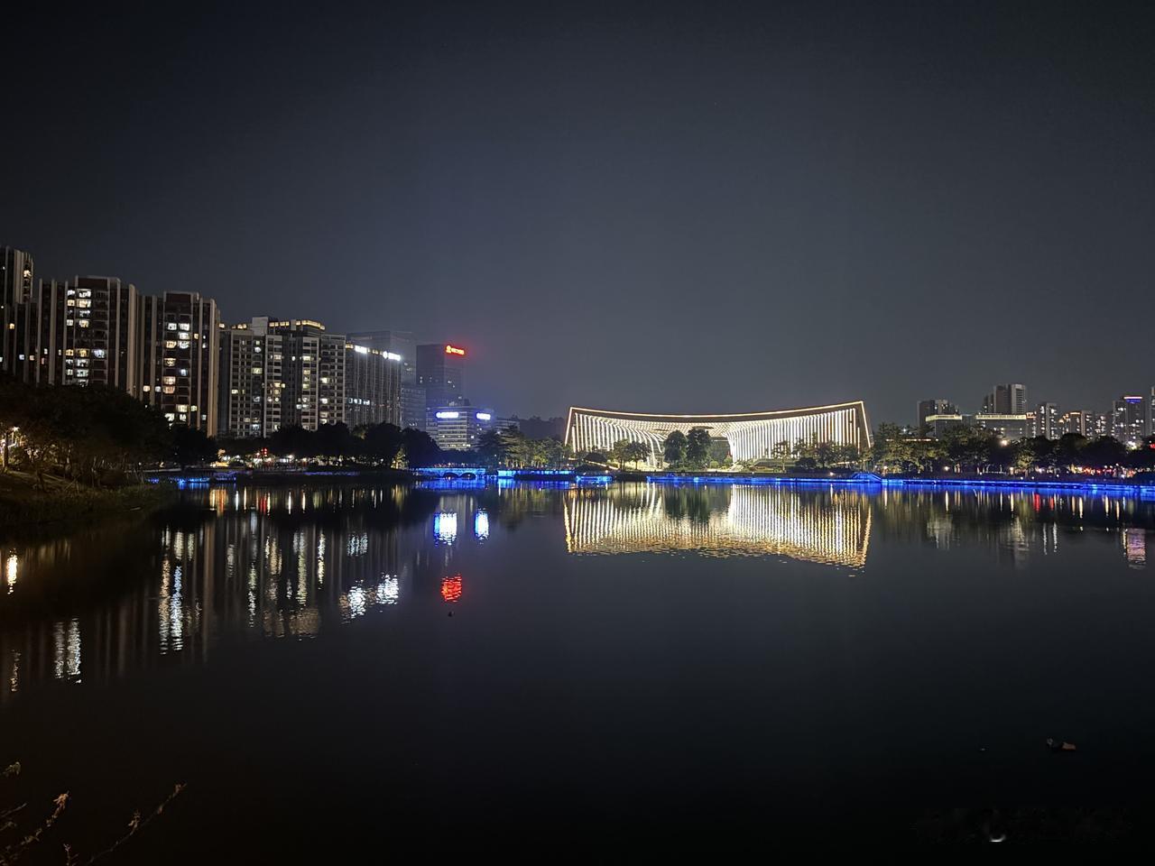 看大楼林立倒影在这些湖景的城市夜景，南沙还像个荒无人烟的偏僻地方吗？

南沙现在