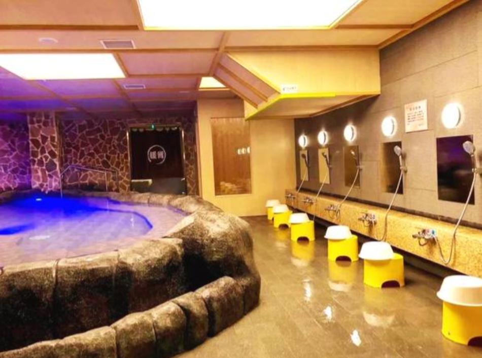 辽宁沈阳一家汤泉的女浴区内，多名女性顾客正毫无防备地泡澡、搓澡，所有人都处于完全