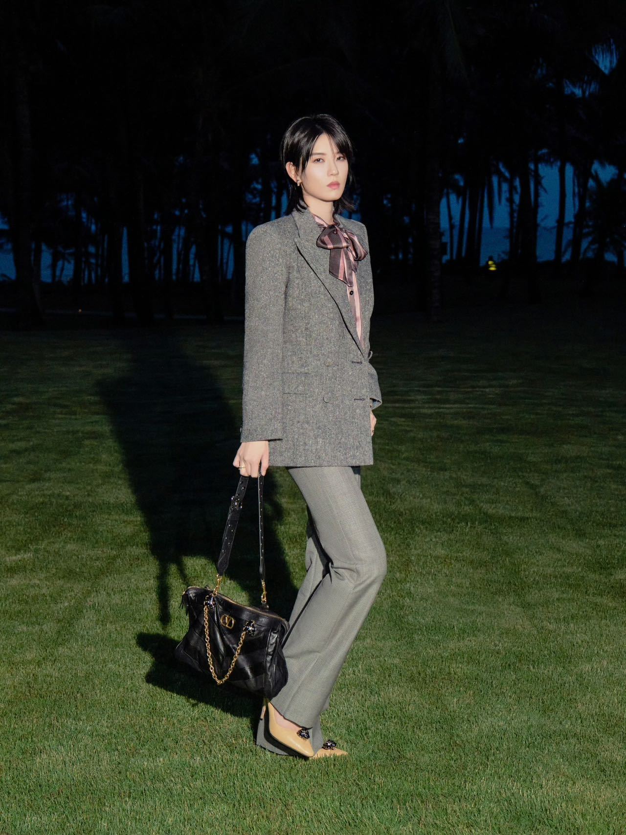 陆柯燃 ｜ 微博之夜出图 非常值得发的一组图 ，巴黎世家 Vintage 风衣搭