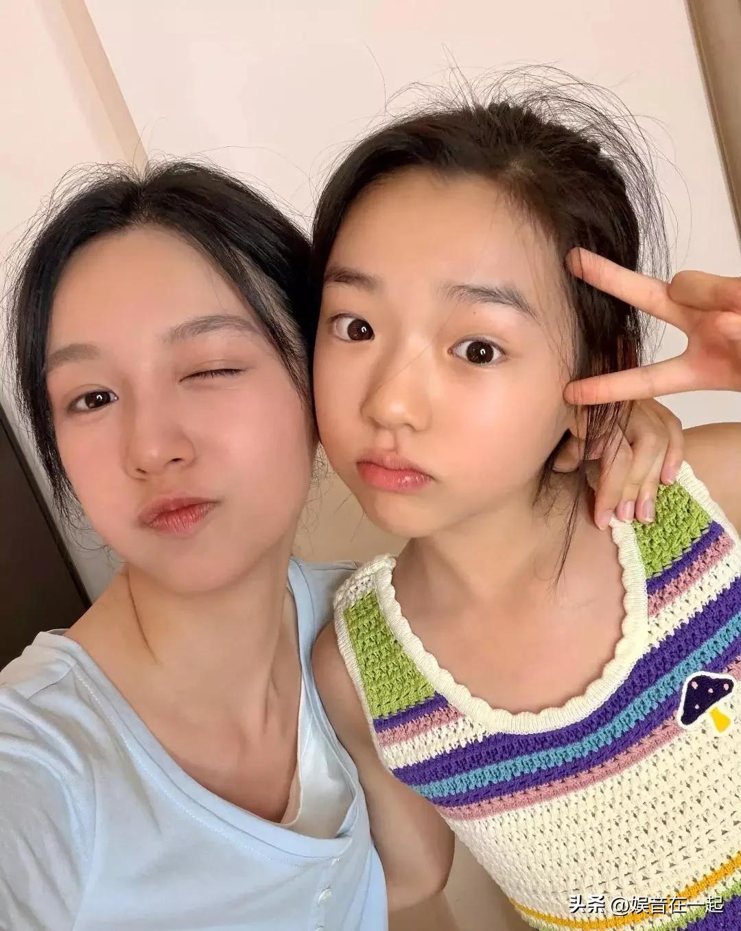 7月31日，周也微博晒出和董璇女儿小酒窝的素颜贴脸自拍，直接冲上热搜第一。照片里