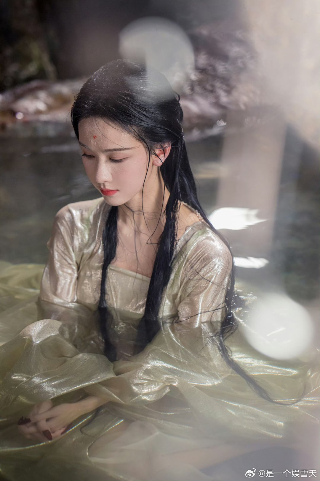 陈都灵演技有种迷人的危险感不靠浓妆堆砌气场，仅凭眼神与神态塑造疏离危险感，克制中