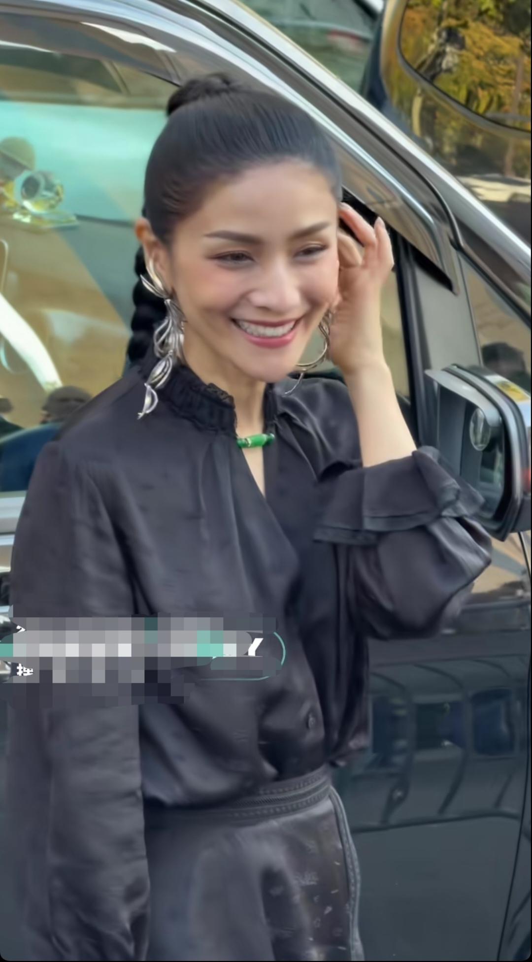 浓颜系的美女 胡可这脸一点都没塌。瘦到皮包骨咧嘴大笑也看不到一点皱纹！