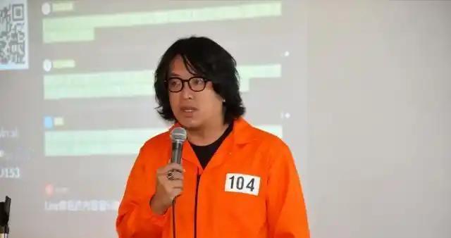 你猜怎么着？黄之锋这出戏可没完！原本以为蹲监狱就能洗白，结果国安处直接给他塞了个