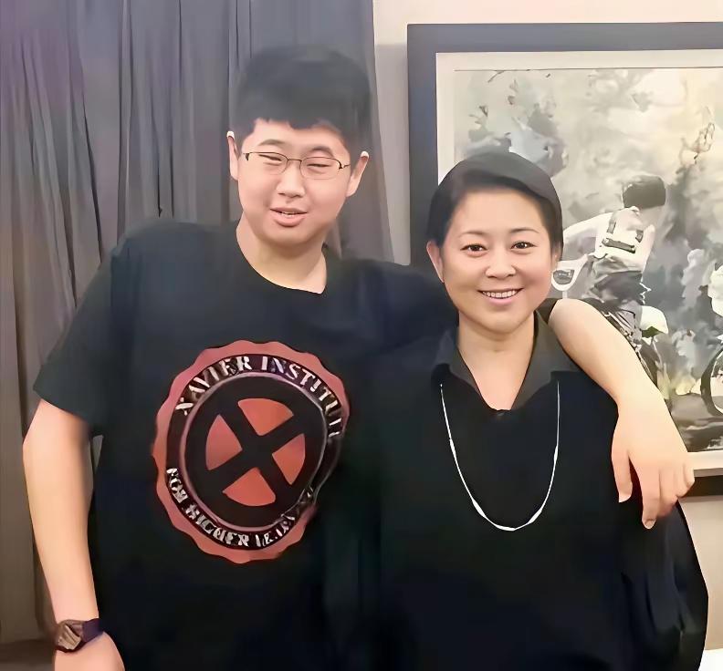 王铎：倪萍的儿子27岁了
她的儿子，小名虎子，现在是美国名校的建筑系硕士。