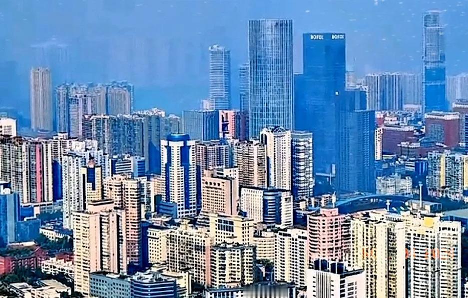 欣赏一下最新长沙城市建设环境的面貌，这个颜值在城市方面的美观度还是挺高的，看样子