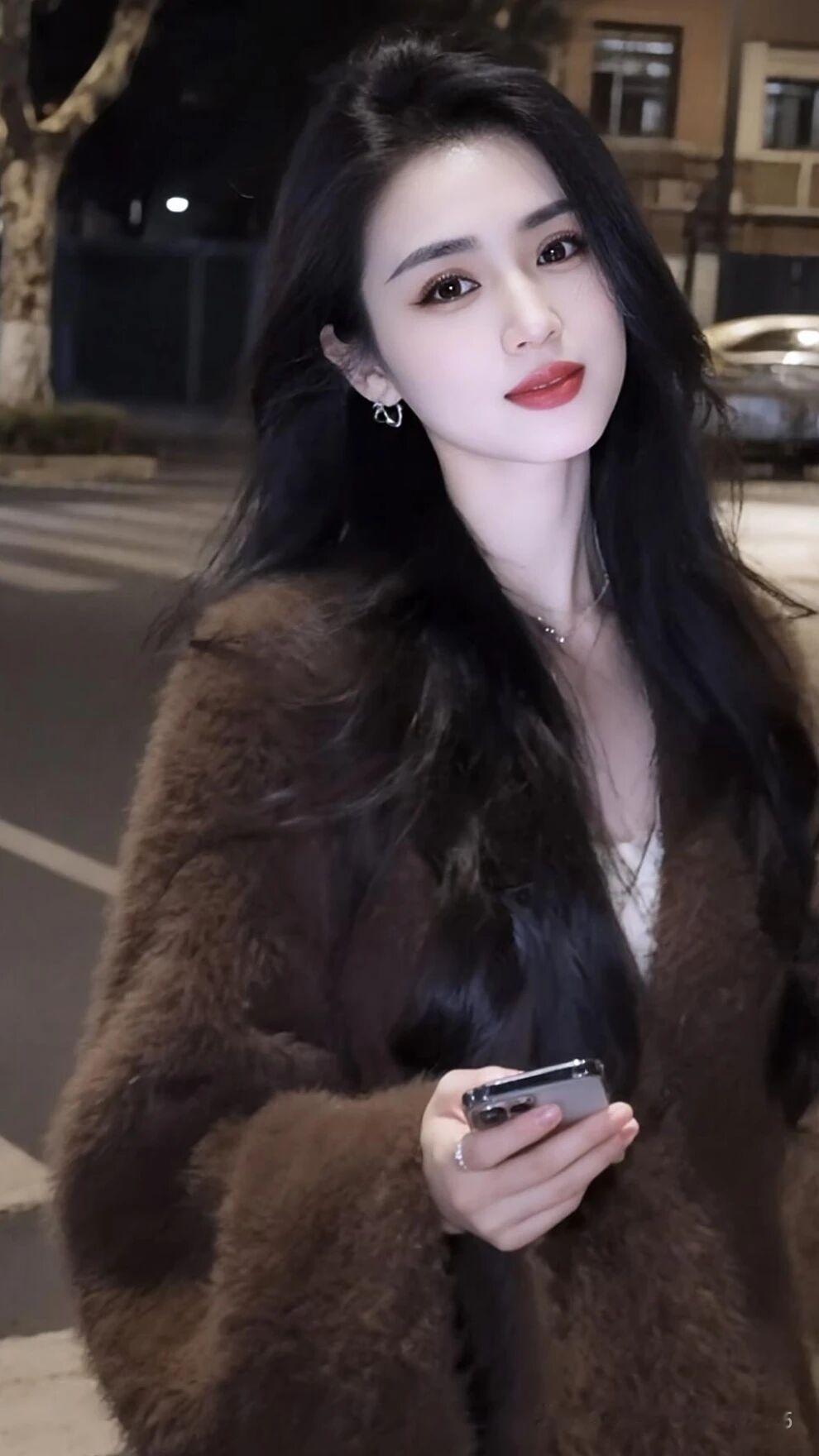 夜晚街头一枝花，毛褂红唇黑长发。耳环项链水果机，温润柔情含秋波。穿搭 高雅气质美