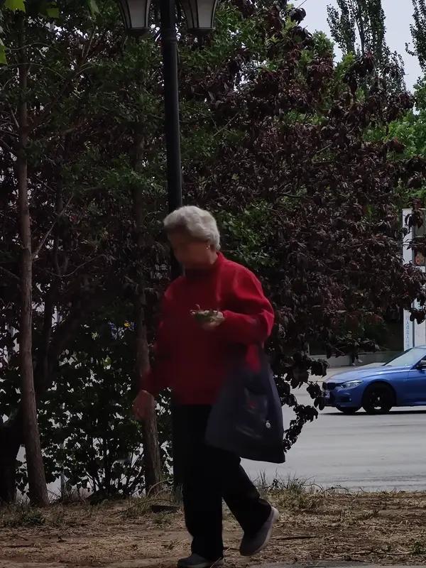 给自己一句话，你会说什么? 
六十多岁的我想对自己说：“别再念叨‘我能行’这句话