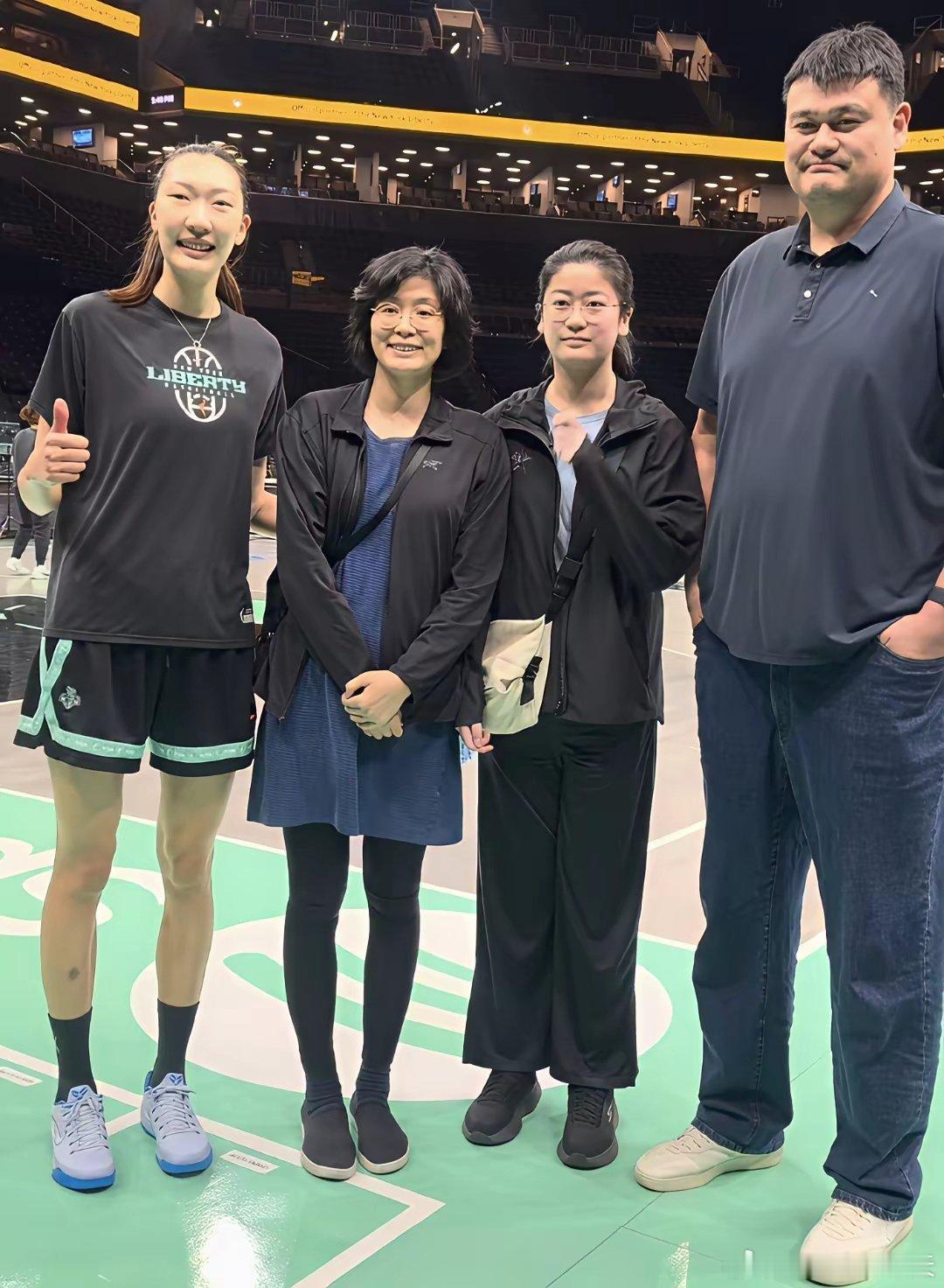 姚明和老婆叶莉、女儿姚沁蕾在纽约大都会博物馆被偶遇，一家三口站在一起，身高比其他