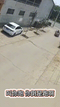 不走寻常路，这样还能跑？

大爷拉白菜的三轮车明明走的是直道，怎么忽然就拐弯了撞
