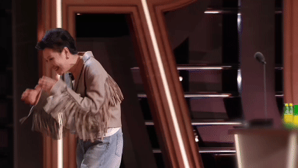 老一辈人录节目偷感好重 台上张绍刚认真介绍，台下李诚儒悄悄溜边候场，唐国强藏手幅