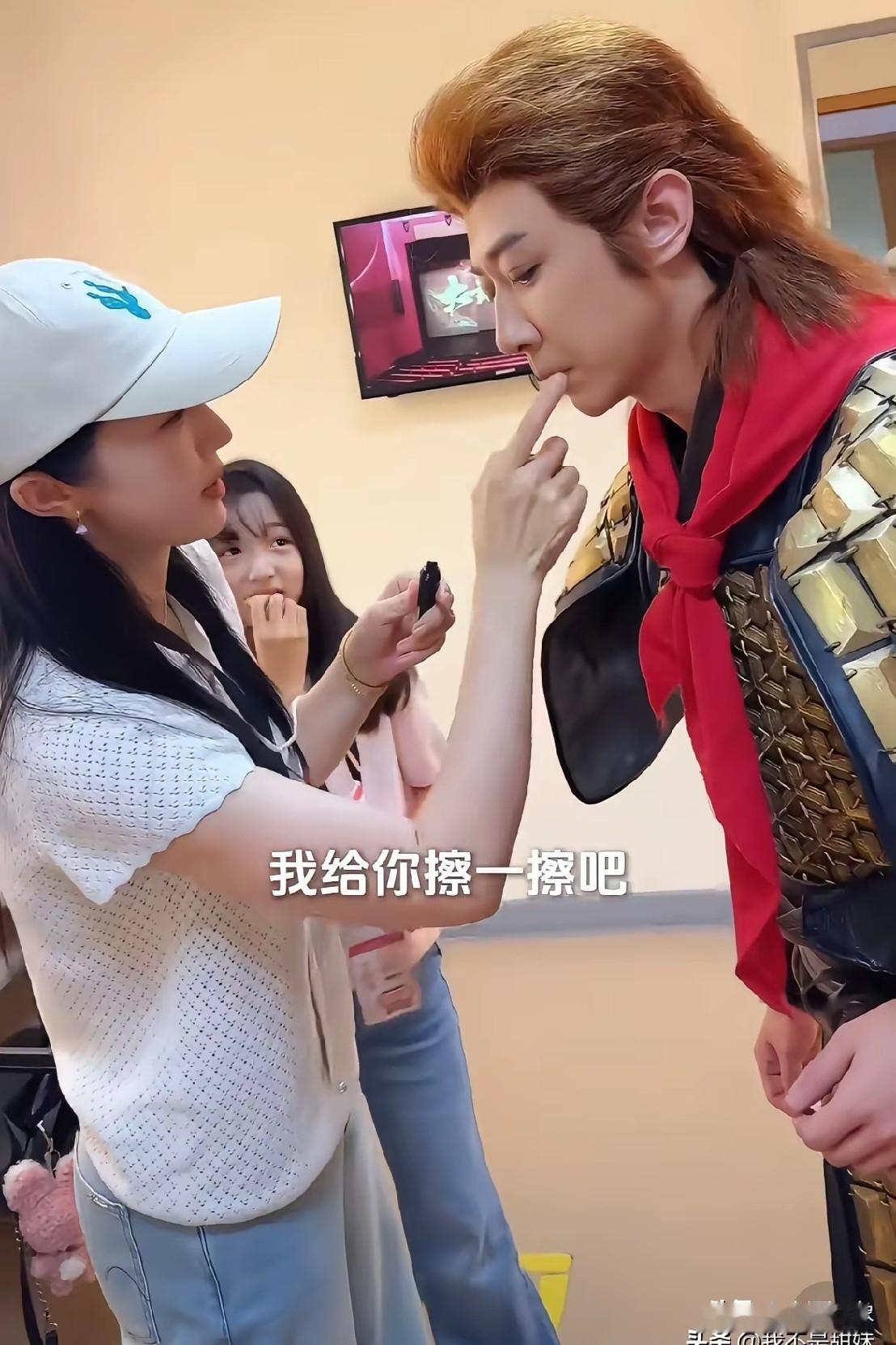 董璇前夫高云翔看到这一幕，心里会是什么滋味？
前妻与亲生女儿围绕在他人身边…
估