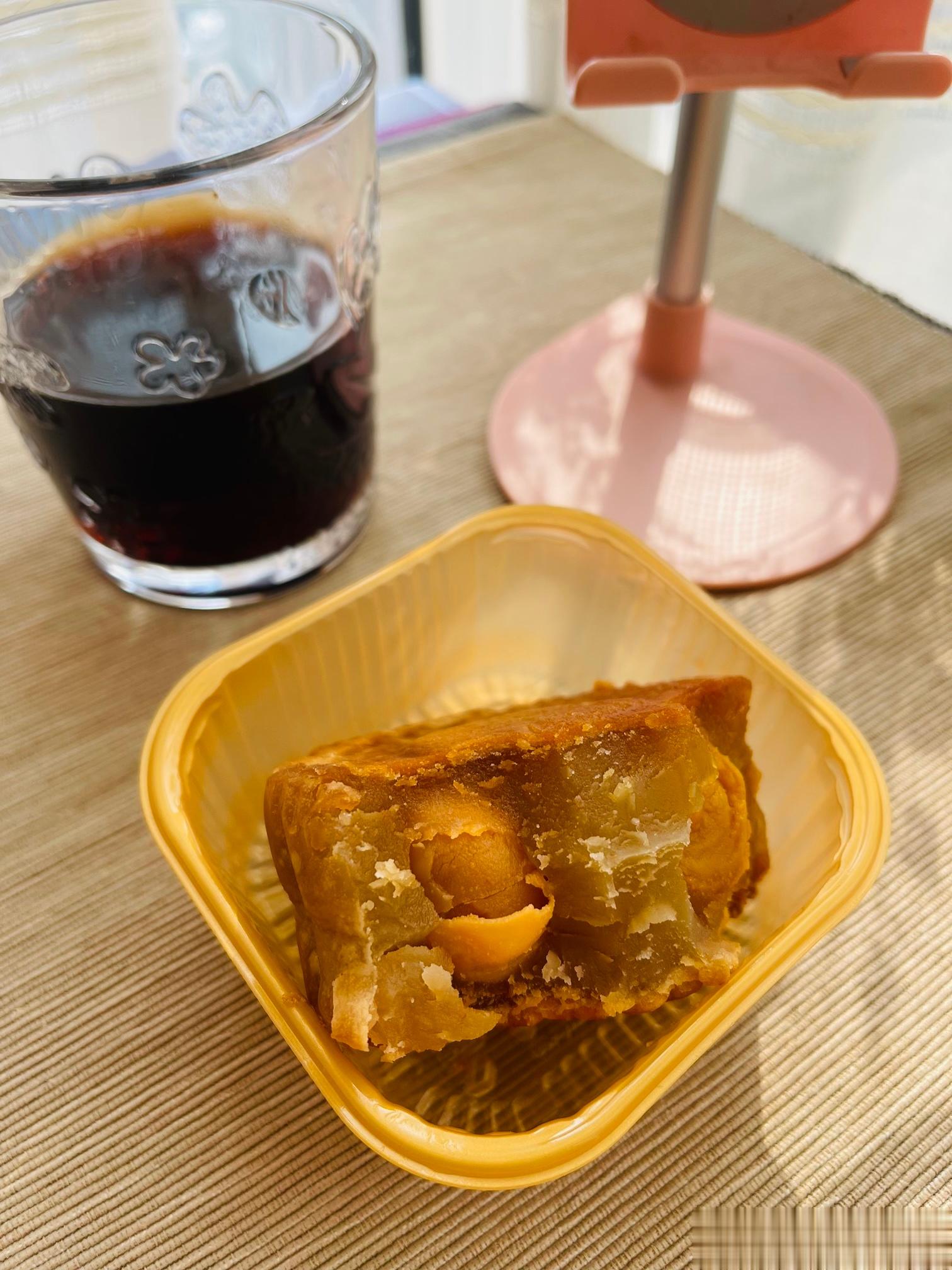 讲完两节课程，有点饿，配着咖啡和这个能量炸弹，吃了一半，实在是吃不下，隐隐担心会