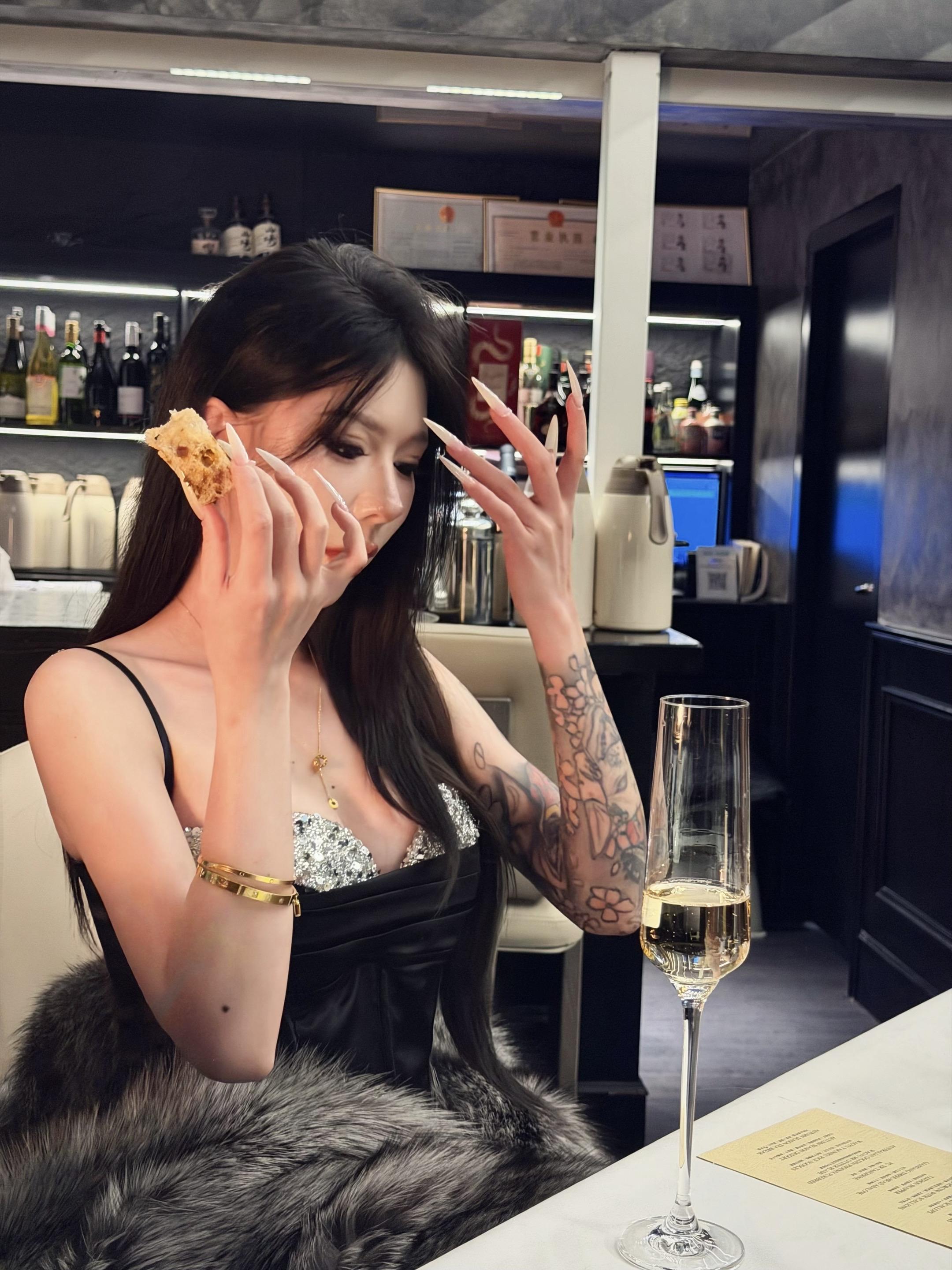 带美丽的妻子吃了顿漂亮饭