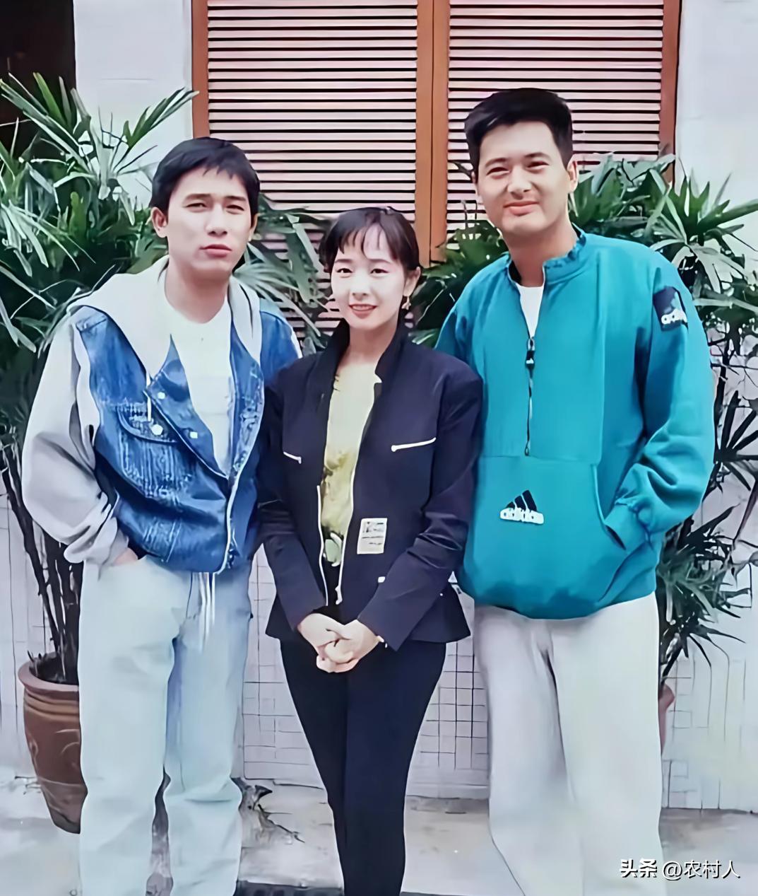 90年代香港影视片场休息合影，三人当时都是香港影坛顶级演员，周润发与梁朝伟、毛舜