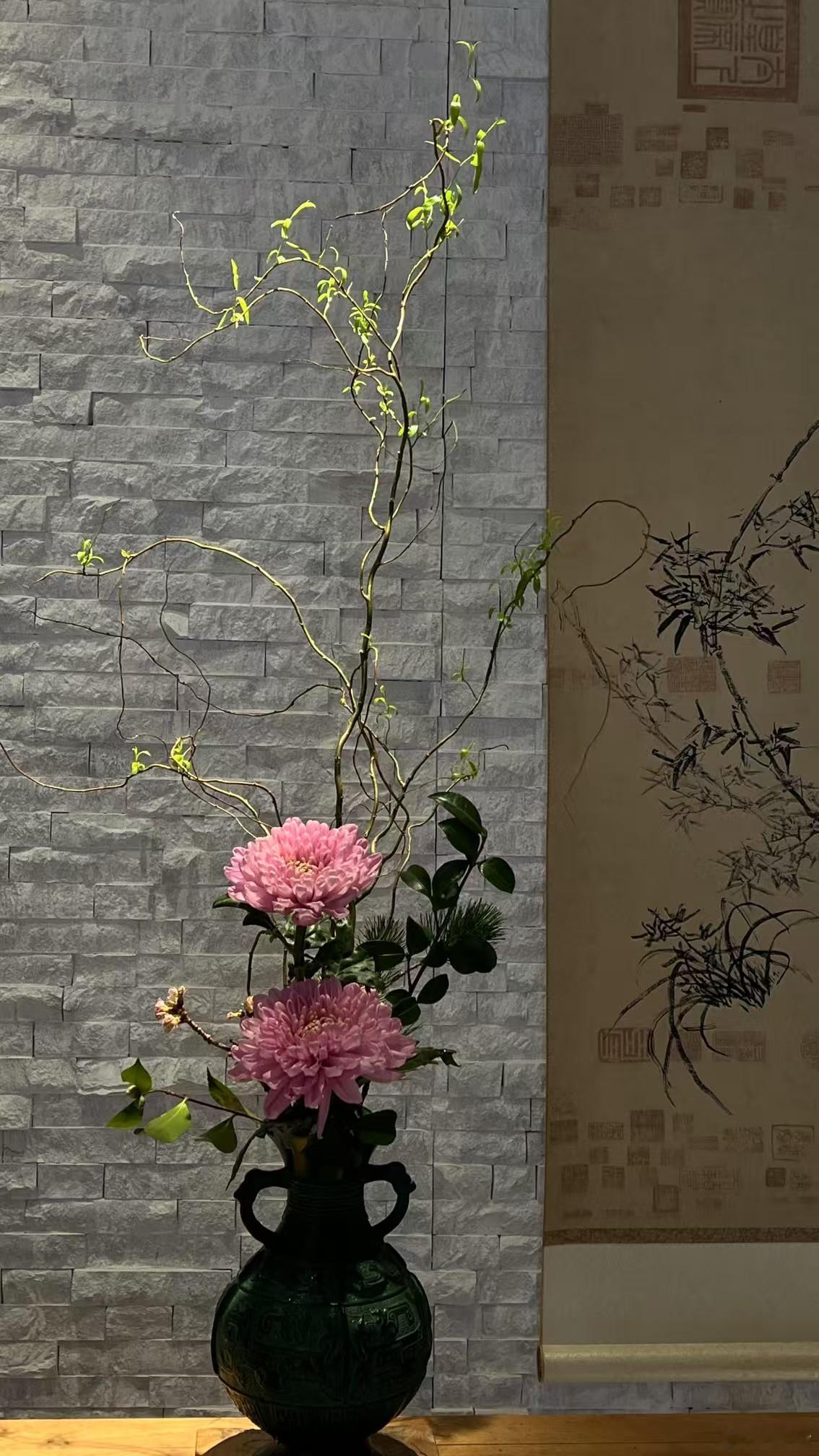 不用刻意讨教，路过邻居门口总能偷师半招，连家里的花瓶都沾了光。 