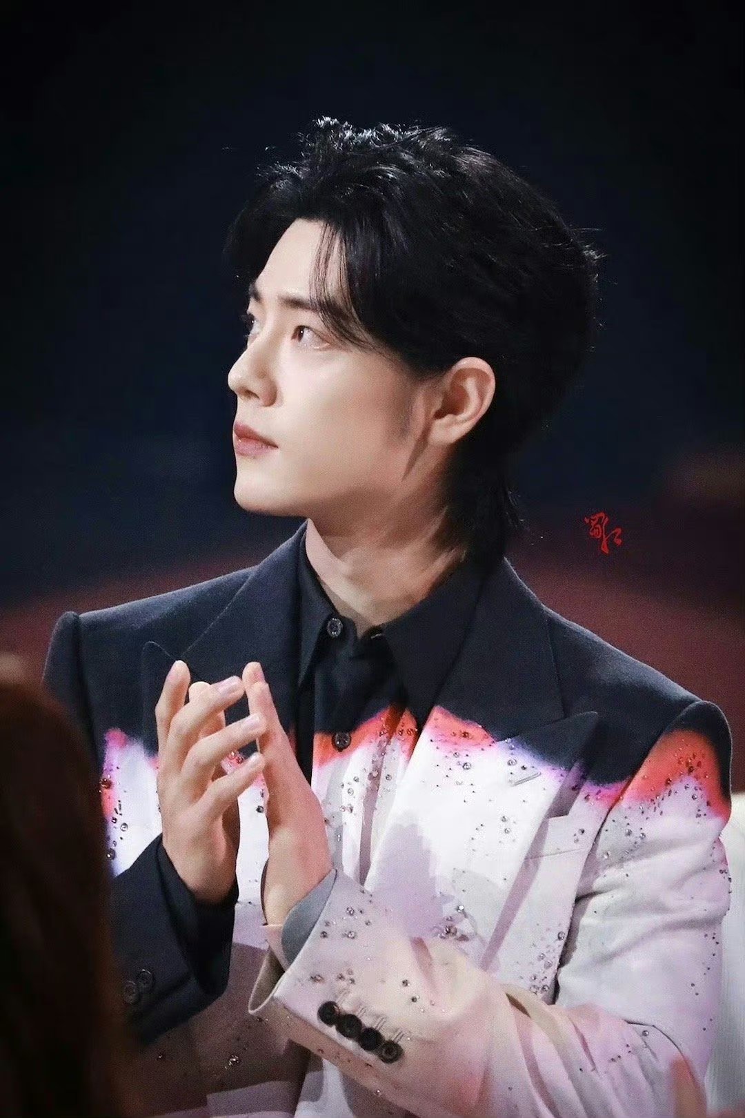 肖战怎么一下子唱那么多歌，占了别人位置了吧。 ​​​