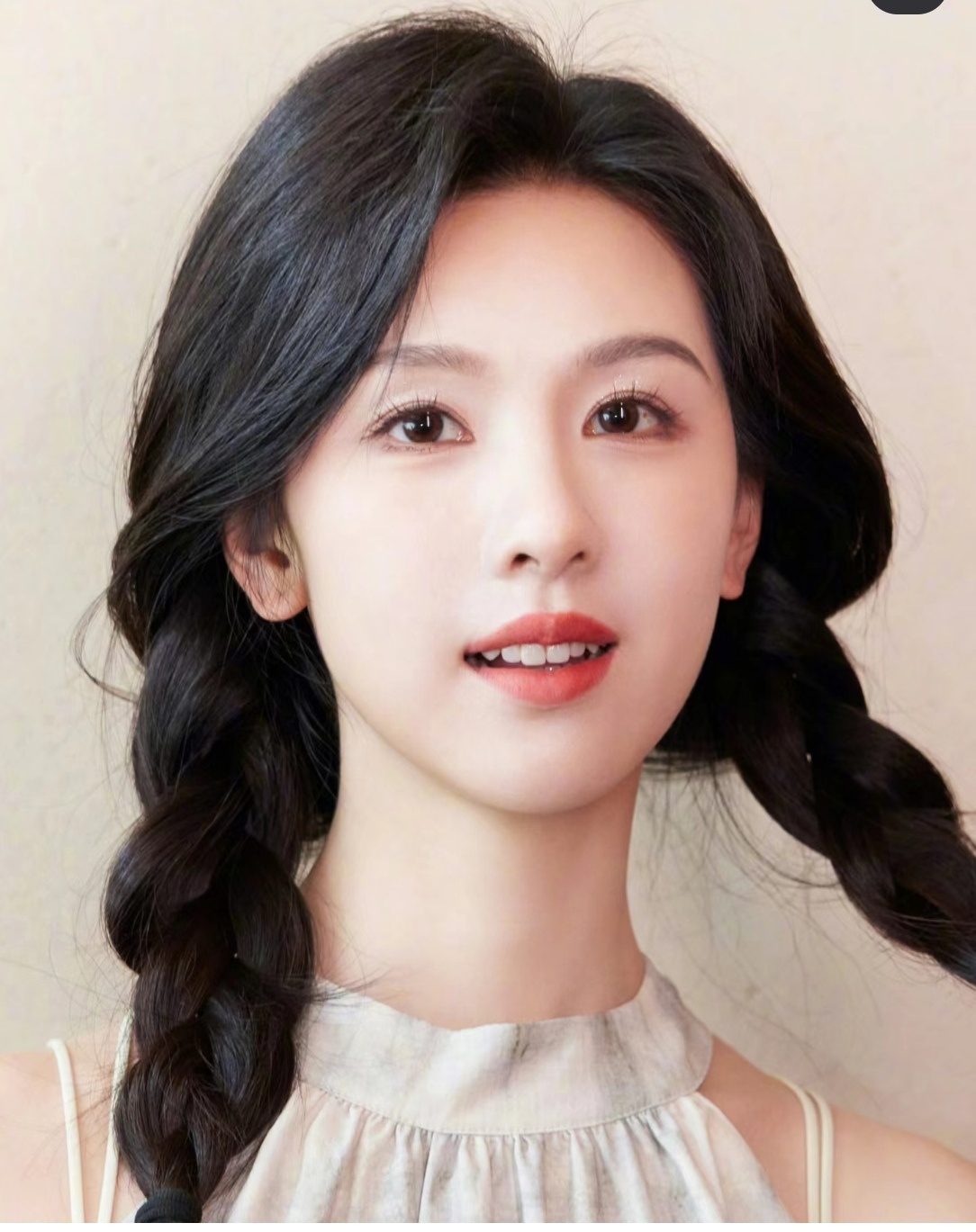 陈都灵的妆容也开始偏向鞠婧祎了？ ​​​