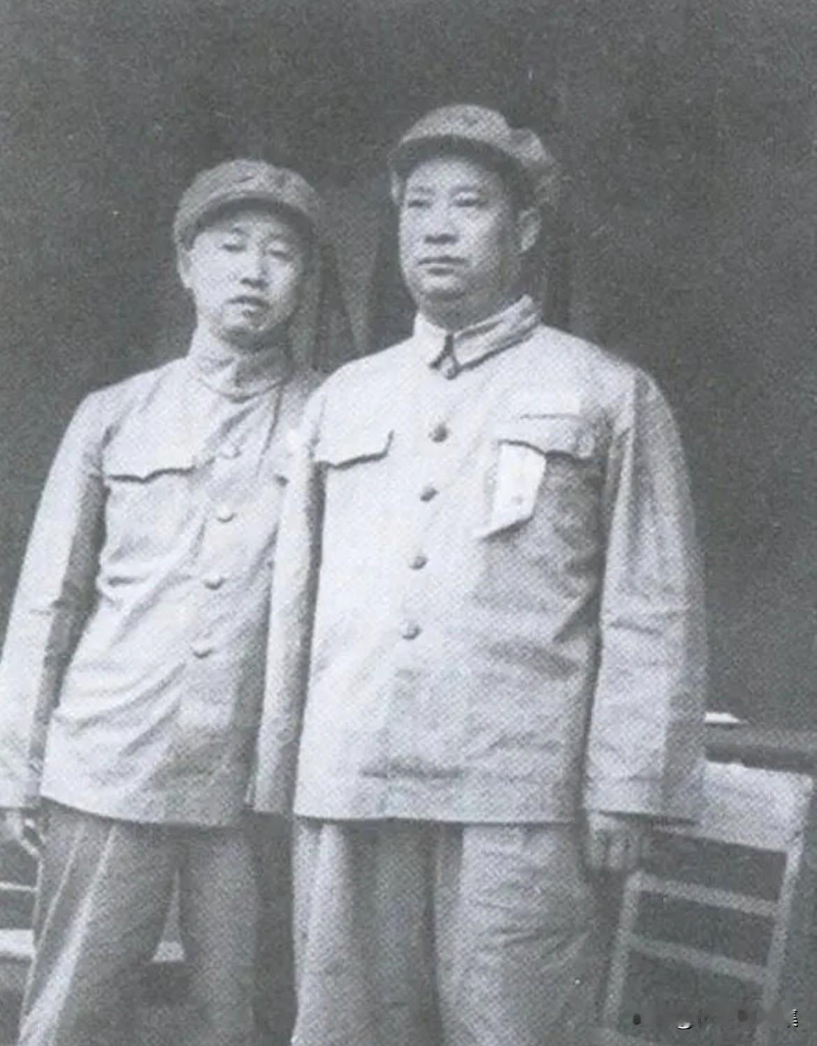 两位人民军队“独臂将军”的合影，左起彭绍辉，贺炳炎，都是威名赫赫的将领。
193