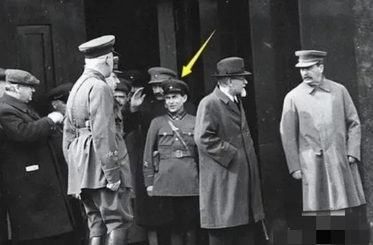 1937年，斯大林身旁那个1米5的“血腥侏儒”，在亲手处决了3000名下属后，被